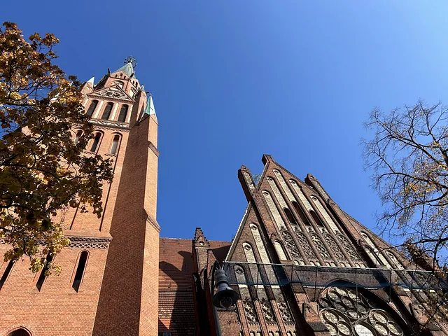 Bild von Stephanus mit Gemeindehaus und Gemeindebürp